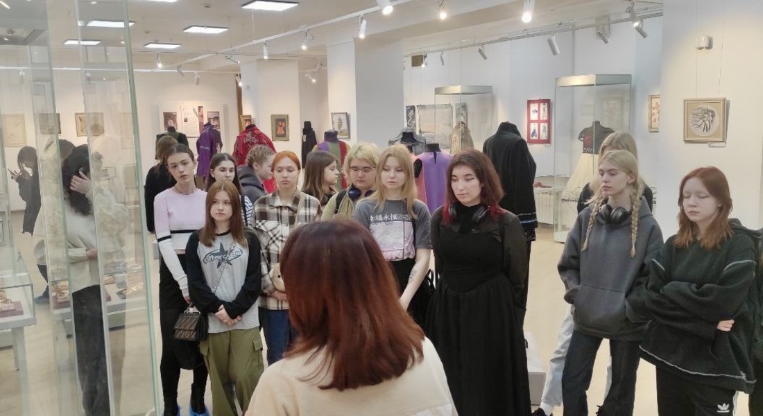 В Твери будущие дизайнеры посетили выставку "Семьи связующая нить"