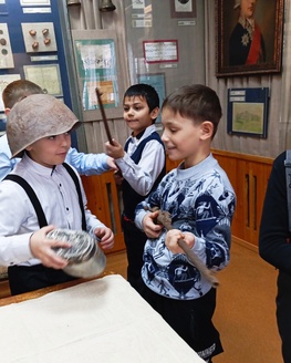 Школьники посетили мероприятие «Есть такая профессия – Родину защищать!» в Зубцовском краеведческом музее Школьники посетили мероприятие «Есть такая профессия – Родину защищать!» в Зубцовском краеведческом музее