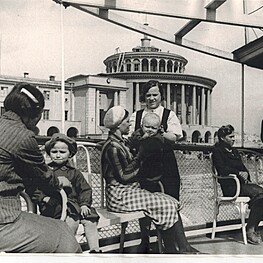Фотография «Первые пассажиры на восстановленной пристани Речного вокзала»