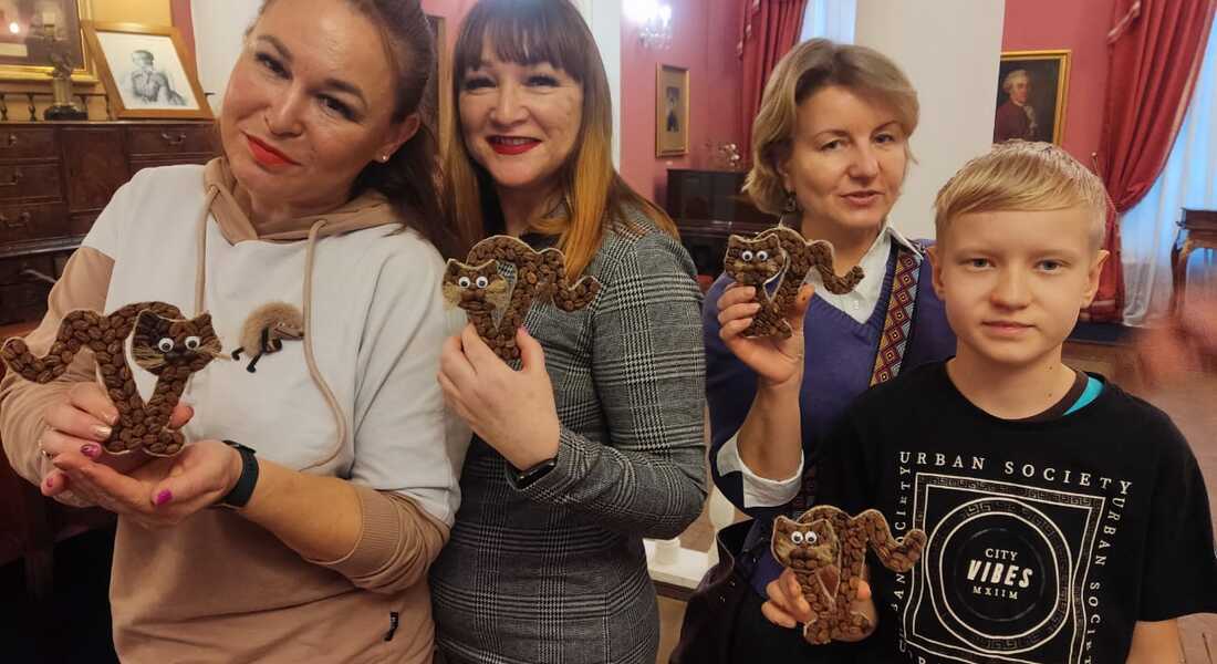 В Музее А. С. Пушкина в Торжке прошел мастер-класс по изготовлению магнита из кофейных зерен