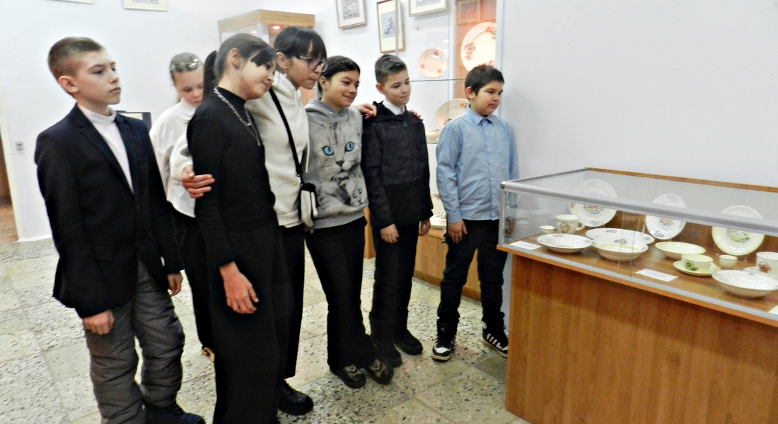  Для школьников в Конаково провели экскурсию  "Ожившая глина"