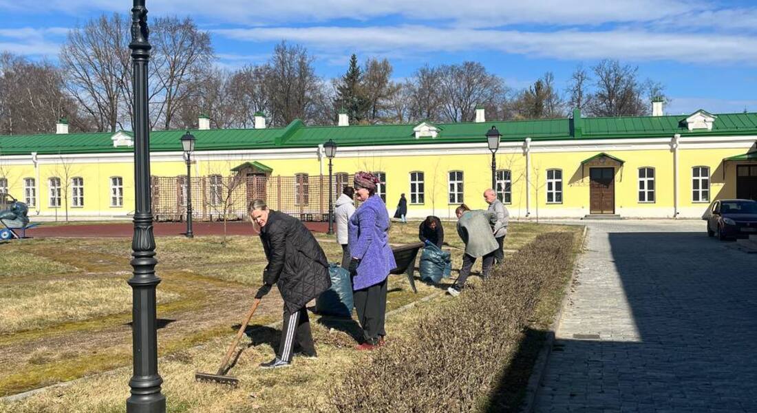 Субботник на территории Тверского краеведческого музея Субботник на территории Тверского краеведческого музея
