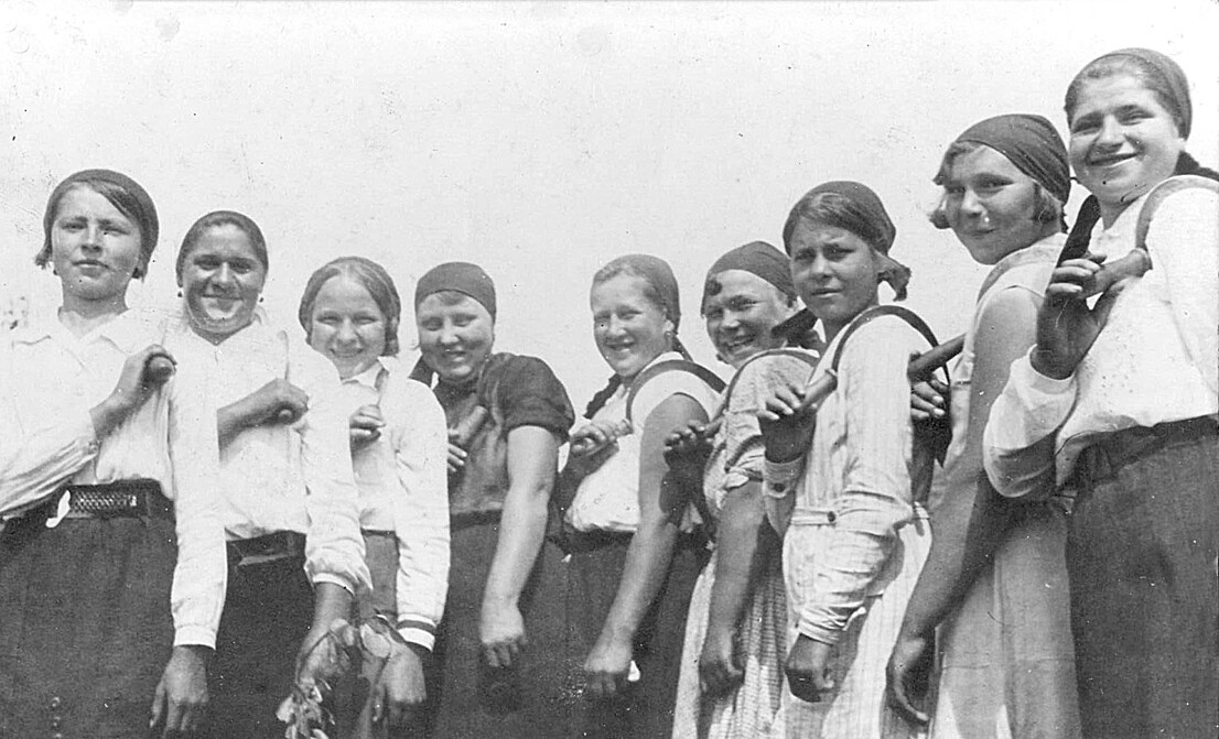Фотография. Молодые жнеи Григорьевского колхоза на смотре перед уборкой.