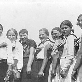 Фотография. Молодые жнеи Григорьевского колхоза на смотре перед уборкой.