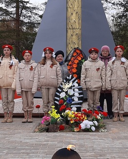 «Памятник у дороги»