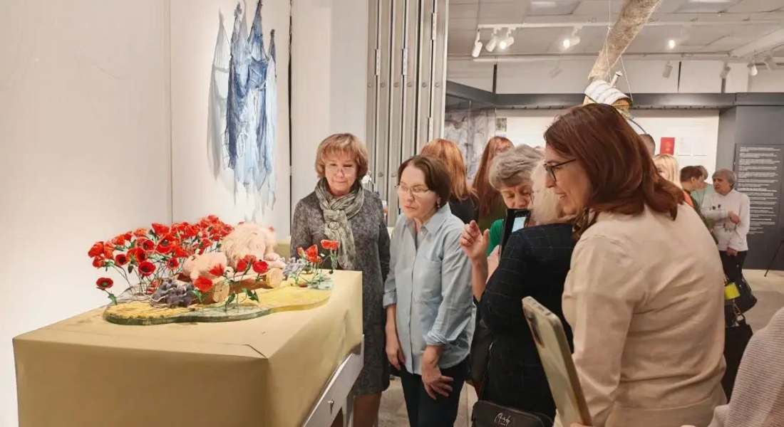 «Волшебник изумрудного города» засиял в Удомле: открылась новогодняя выставка кукол