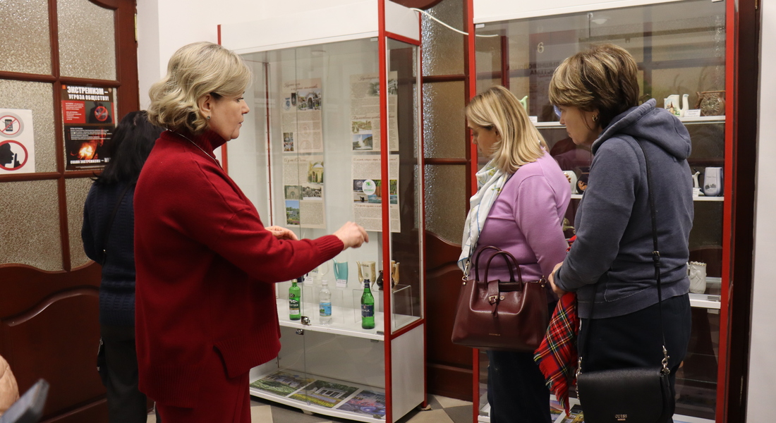 Открылась выставка «История одного предмета: бюветницы, курортные кружки, поильники»