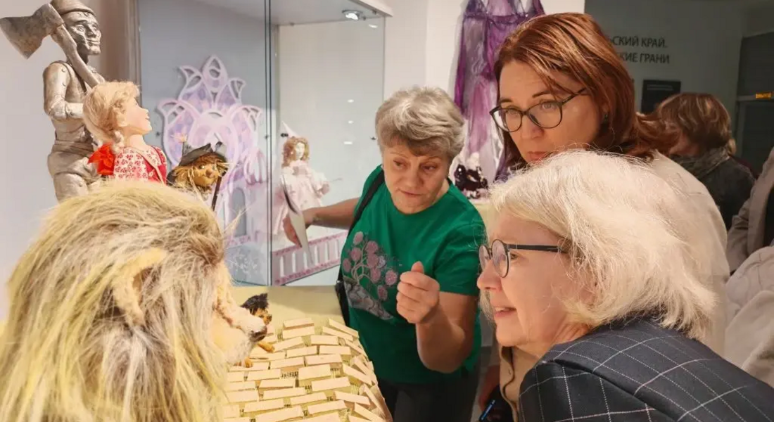 «Волшебник изумрудного города» засиял в Удомле: открылась новогодняя выставка кукол