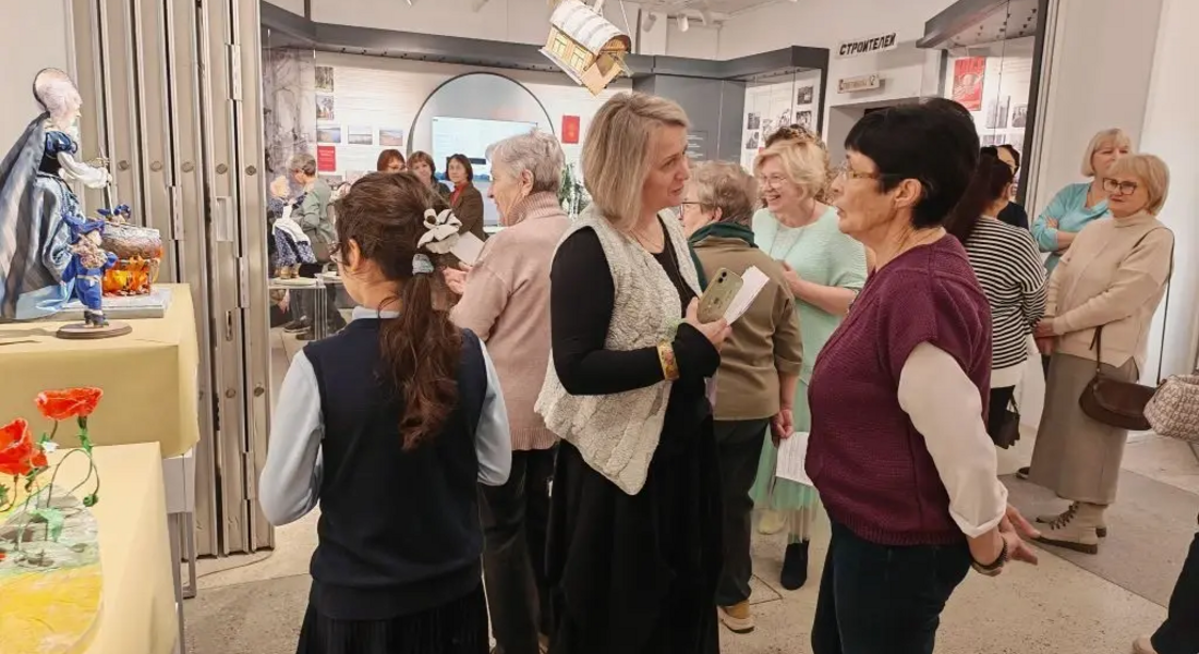 «Волшебник изумрудного города» засиял в Удомле: открылась новогодняя выставка кукол