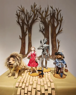 «Волшебник изумрудного города» засиял в Удомле: открылась новогодняя выставка кукол