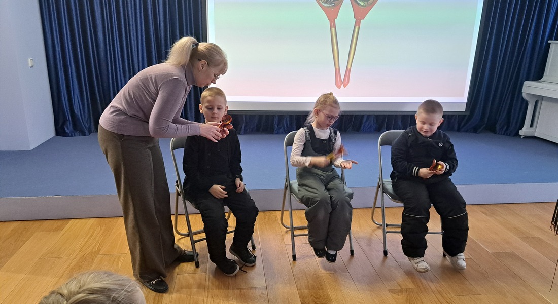 Дети в поиске волшебных звуков: музейное мероприятие «Волшебный оркестр» в Бежецке