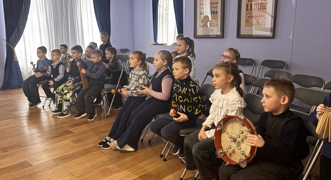 Дети в поиске волшебных звуков: музейное мероприятие «Волшебный оркестр» в Бежецке