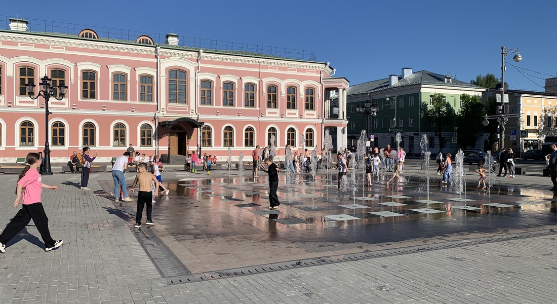 В Тверском краеведческом музее в "Ночь музеев" ткали коврики, рисовали городские пейзажи пели и плясали