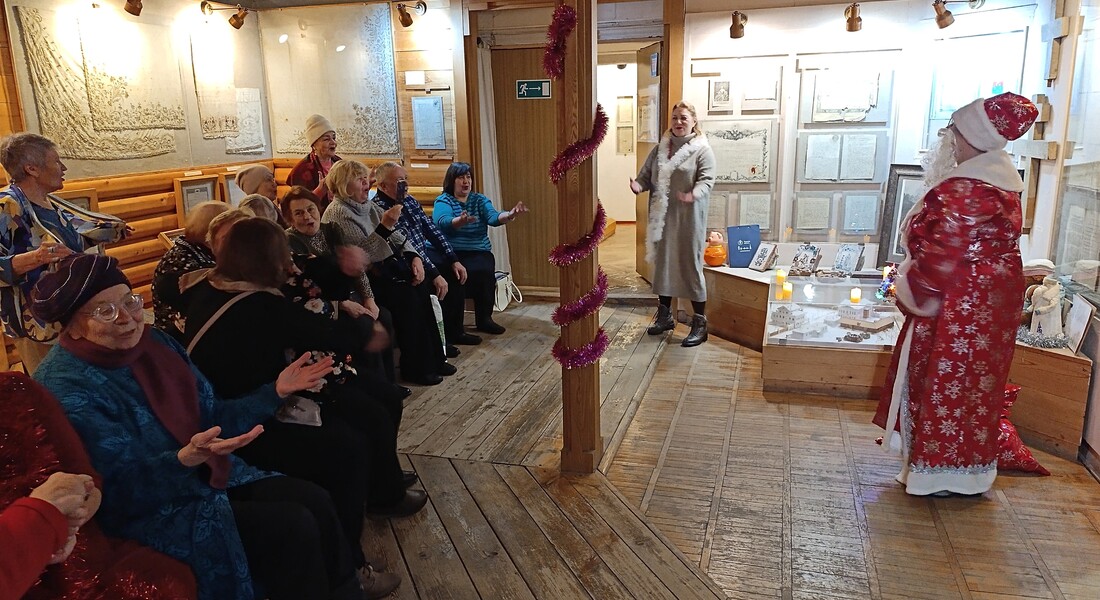 «Дед Мороз и истории детства: в музее состоялась праздничная программа для старшего поколения»