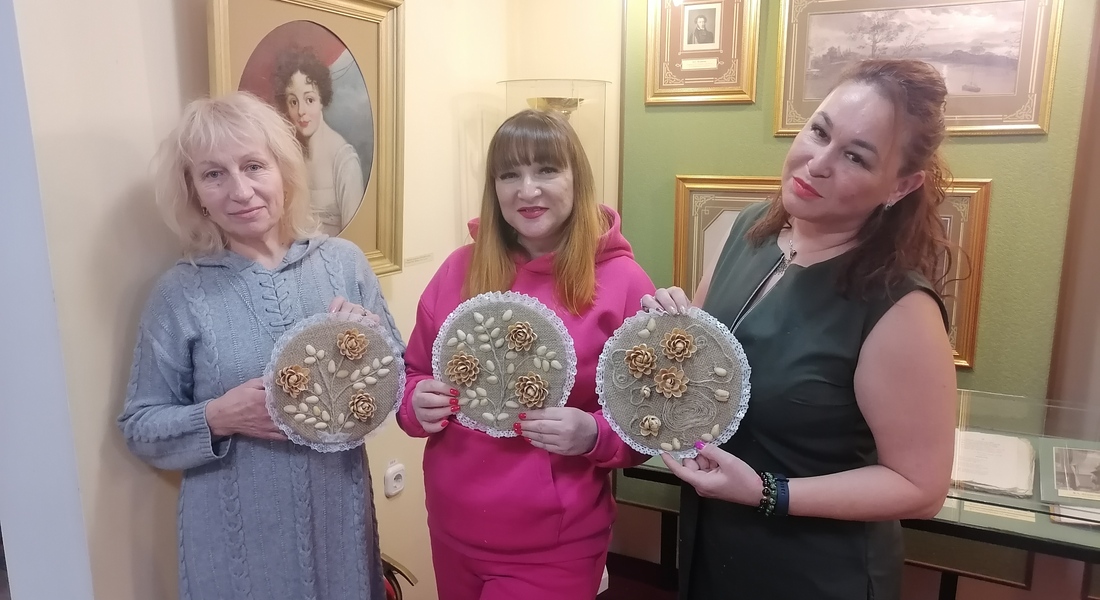 В Музее А. С. Пушкина в Торжке прошёл мастер-класс «Интерьерное украшение» В Музее А. С. Пушкина в Торжке прошёл мастер-класс «Интерьерное украшение»