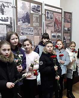 Экскурсии для школьников по экспозиции «Сороковые – роковые…» Экскурсии для школьников по экспозиции «Сороковые – роковые…»