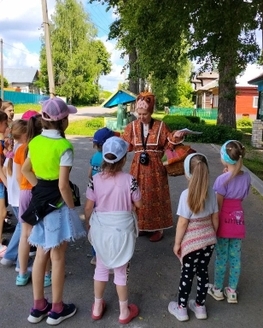 Ребята из детского лагеря побывали «В гостях у Премудрой Совуньи» в Доме-музее М. И. Калинина Ребята из детского лагеря побывали «В гостях у Премудрой Совуньи» в Доме-музее М. И. Калинина
