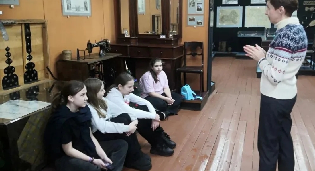 От гончаров до скорняков: что узнали школьники на «Неуроке краеведения» От гончаров до скорняков: что узнали школьники на «Неуроке краеведения»