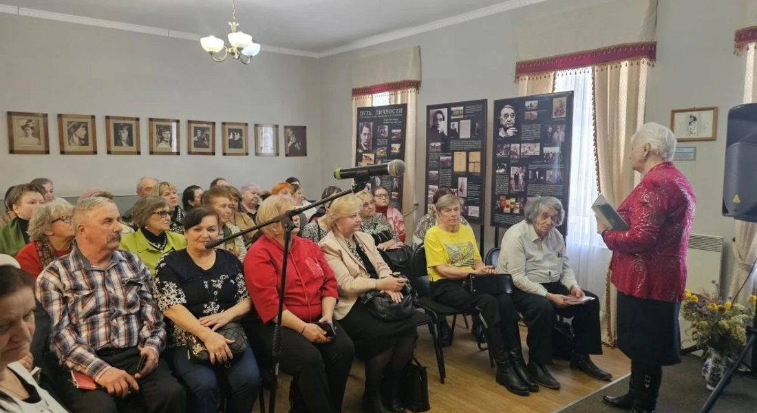 «Сады моей души»: встреча в литературной гостиной ко Всемирному дню поэзии