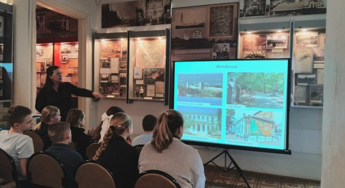 В Краснохолмском краеведческом музее прошло мероприятие, посвящённое воссоединению Крыма с Россией В Краснохолмском краеведческом музее прошло мероприятие, посвящённое воссоединению Крыма с Россией