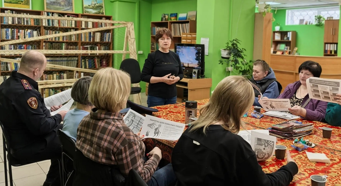 Совместная профилактическая беседа Дома‑музея С. Д. Дрожжина и правоохранительных органов с социальными работниками посёлка Новозавидовский