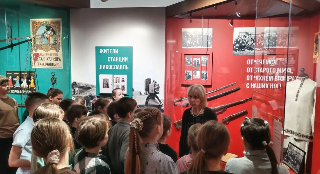 «Дорожкой фронтовой»: третьеклассники преодолели испытания и спели «Катюшу» «Дорожкой фронтовой»: третьеклассники преодолели испытания и спели «Катюшу»