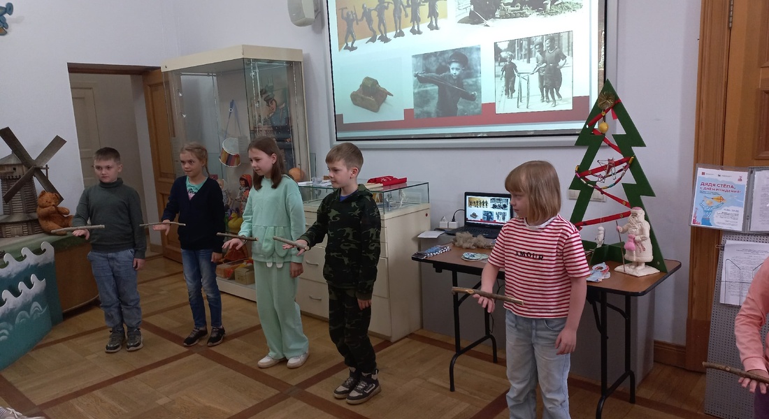 Интерактивная программа «Игры и игрушки военного времени» состоялась в Детском музейном центре в День памяти и скорби Интерактивная программа «Игры и игрушки военного времени» состоялась в Детском музейном центре в День памяти и скорби