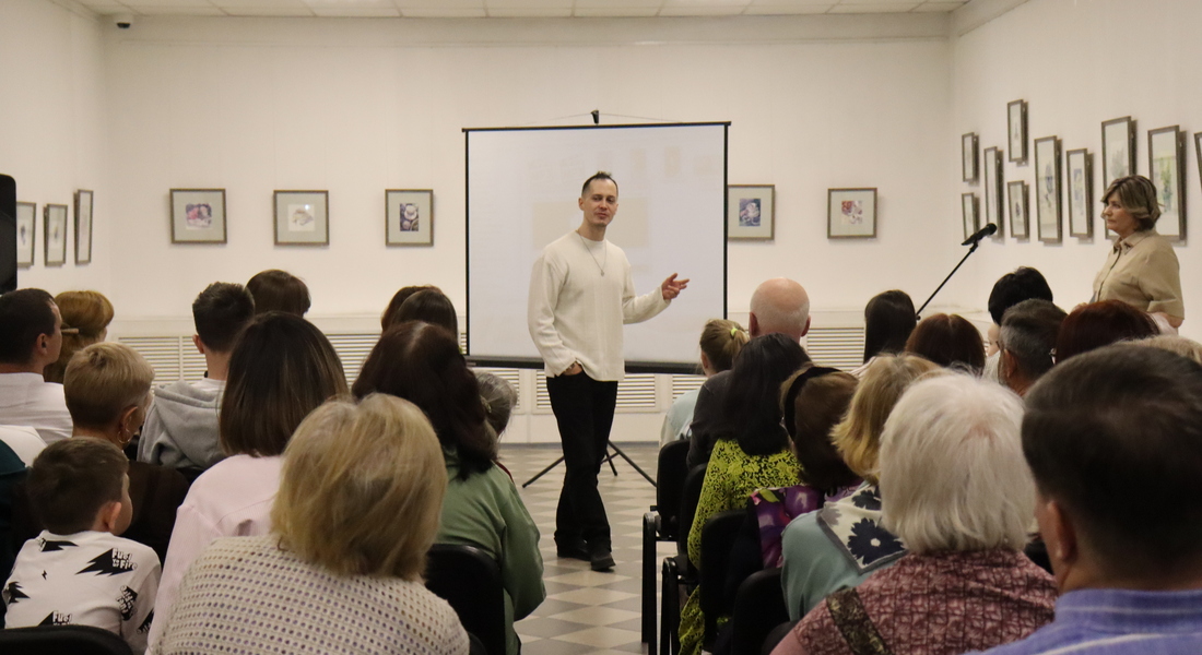 В Вышневолоцком краеведческом музее им. Г. Г. Монаховой открылась художественная выставка «Цветы и фарфор. Акварельная нежность»