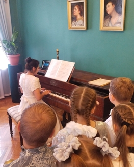 Вальс сквозь века: школьники погрузились в атмосферу пушкинской эпохи в Берново Вальс сквозь века: школьники погрузились в атмосферу пушкинской эпохи в Берново