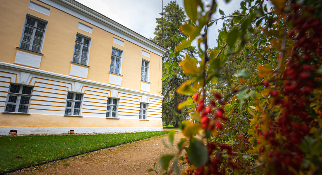 Вальс сквозь века: школьники погрузились в атмосферу пушкинской эпохи в Берново Вальс сквозь века: школьники погрузились в атмосферу пушкинской эпохи в Берново