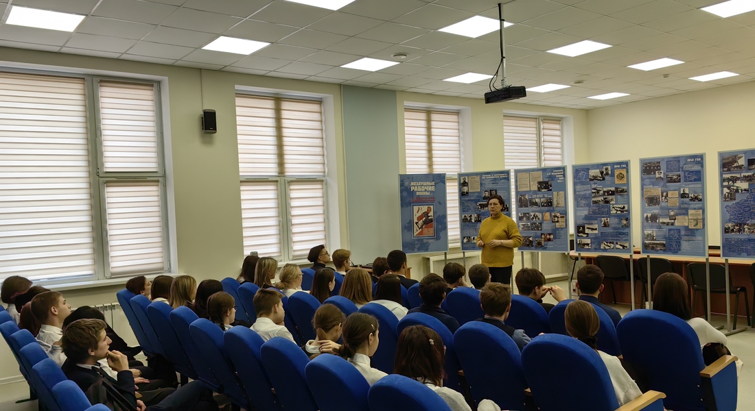 Научный сотрудник провела для школьников мероприятие "Сталинские соколы на Калининском фронте"