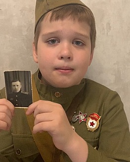 Школьники участвуют в «Бессмертном полке» (Часть 7) Школьники участвуют в «Бессмертном полке» (Часть 7)