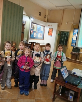 «Когда кукла — не просто игрушка». Воспитанники детских садов в Конаковском краеведческом музее