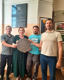 Передача модели памятника Кашинскому пулу (монете) в Кашинский краеведческий музей