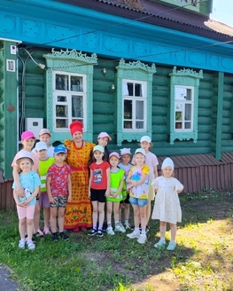 Ребята из детского лагеря пришли в гости к хозяйке избы Мороновых Дома-музея М. И. Калинина Ребята из детского лагеря пришли в гости к хозяйке избы Мороновых Дома-музея М. И. Калинина