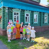 Ребята из детского лагеря пришли в гости к хозяйке избы Мороновых Дома-музея М. И. Калинина