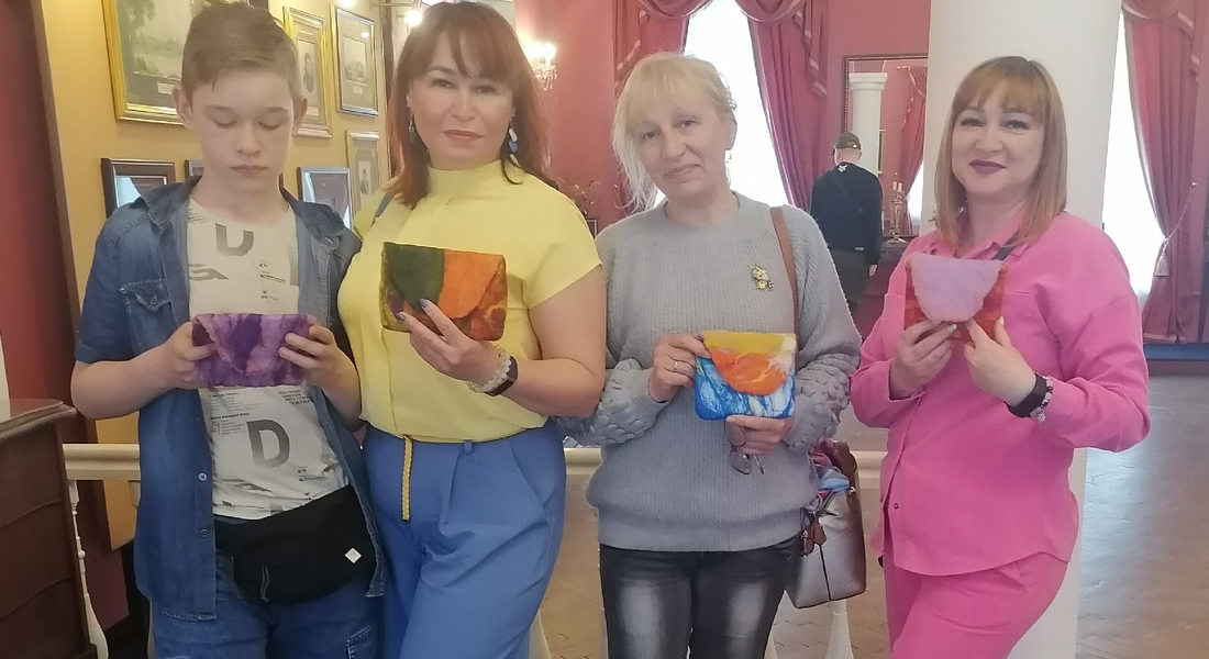 В Музее А.С. Пушкина в Торжке научили создавать сумочки из шерсти
