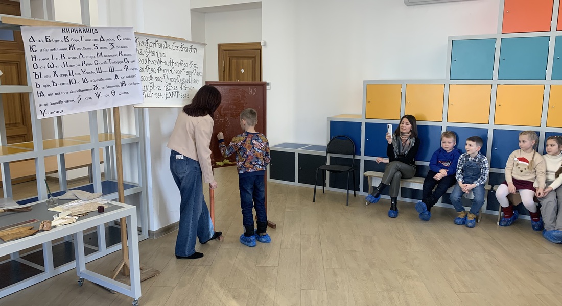 В музее для детей провели урок в старой школе В музее для детей провели урок в старой школе