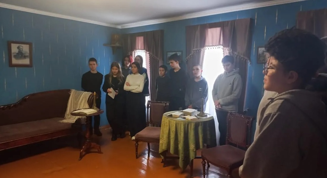 В Музейно-литературном центре "Дом поэтов" в день именин Анны Ахматовой школьники читали стихи В Музейно-литературном центре "Дом поэтов" в день именин Анны Ахматовой школьники читали стихи