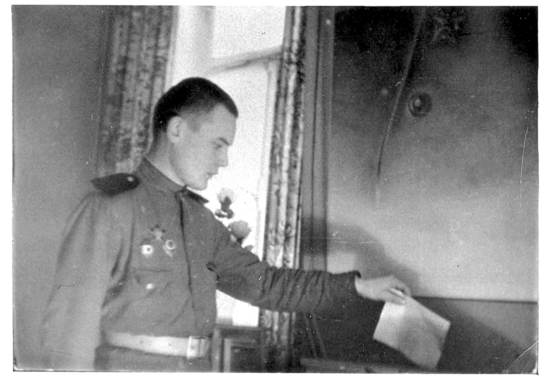 Фотография. Азлецкий Л.С. голосует за генерала Чуйкова В.И. 