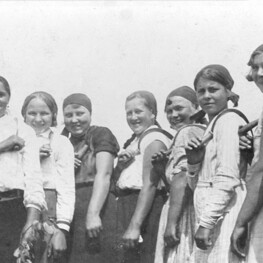 Фотография. Молодые жнеи Григорьевского колхоза на смотре перед уборкой. Фотография. Молодые жнеи Григорьевского колхоза на смотре перед уборкой.
