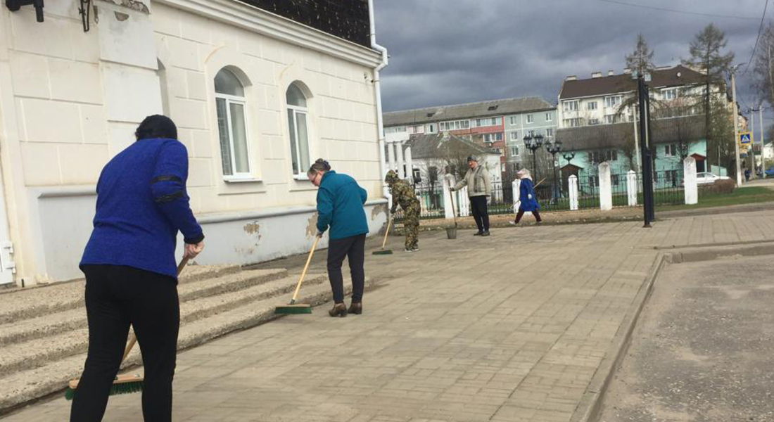 У Старицкого краеведческого музея приведен в порядок сквер У Старицкого краеведческого музея приведен в порядок сквер