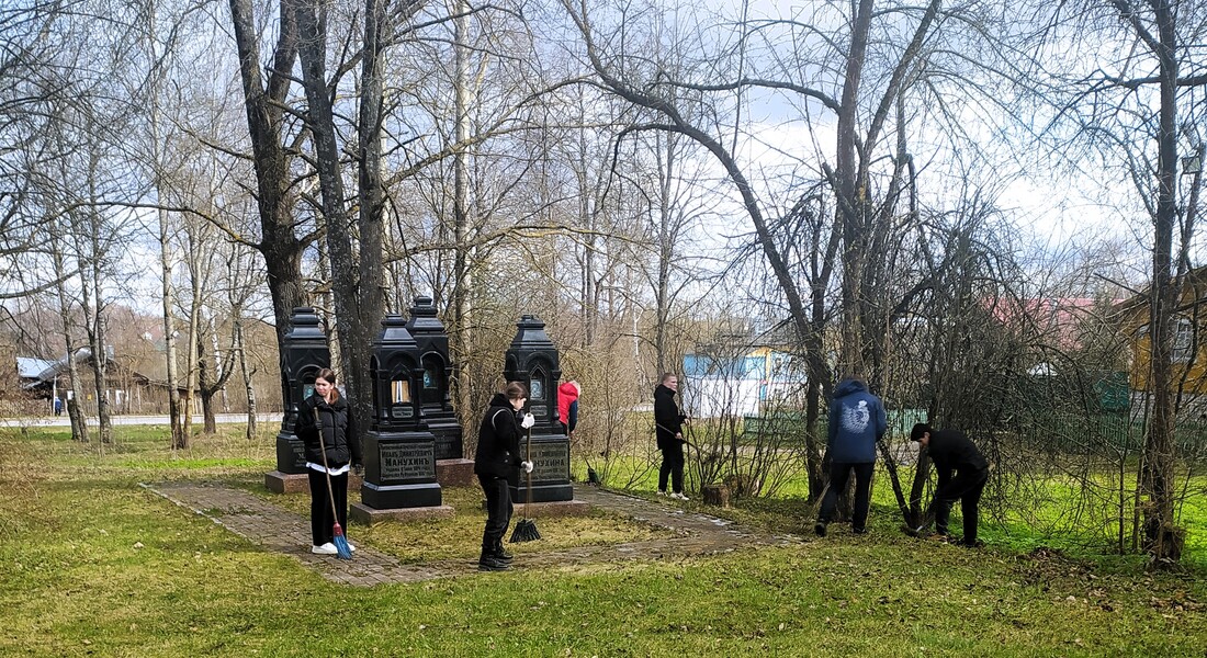 На субботник Кашинского краеведческого музея вышли волонтёры, школьники и студенты    