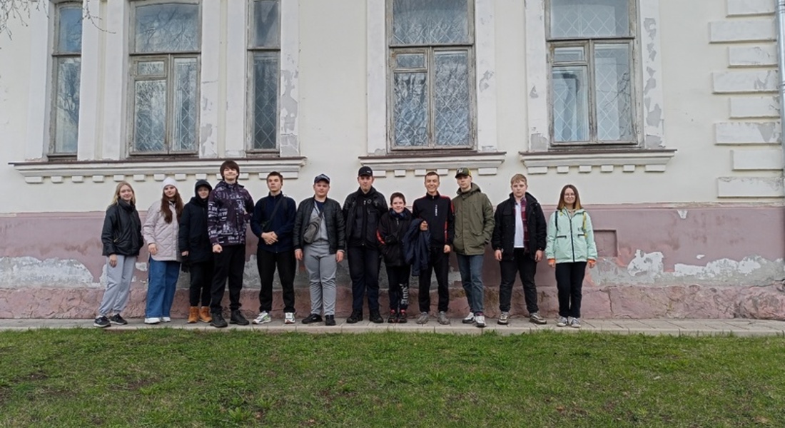 Территорию Осташковского краеведческого музея помогли привести в порядок юнармейцы и будущие вожатые Территорию Осташковского краеведческого музея помогли привести в порядок юнармейцы и будущие вожатые