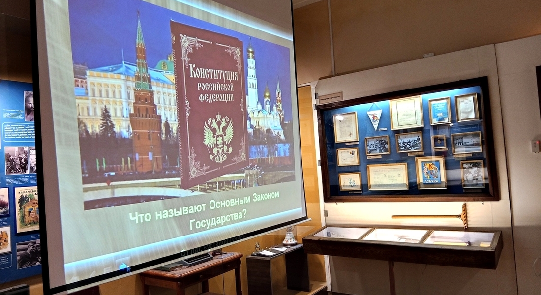 Школьники на экскурсии в Конаковском краеведческом музее