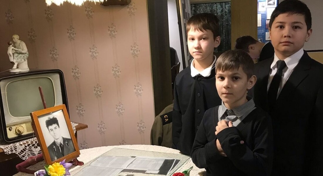 Школьники на выставке, посвящённой Дню памяти воинов-интернационалистов Школьники на выставке, посвящённой Дню памяти воинов-интернационалистов