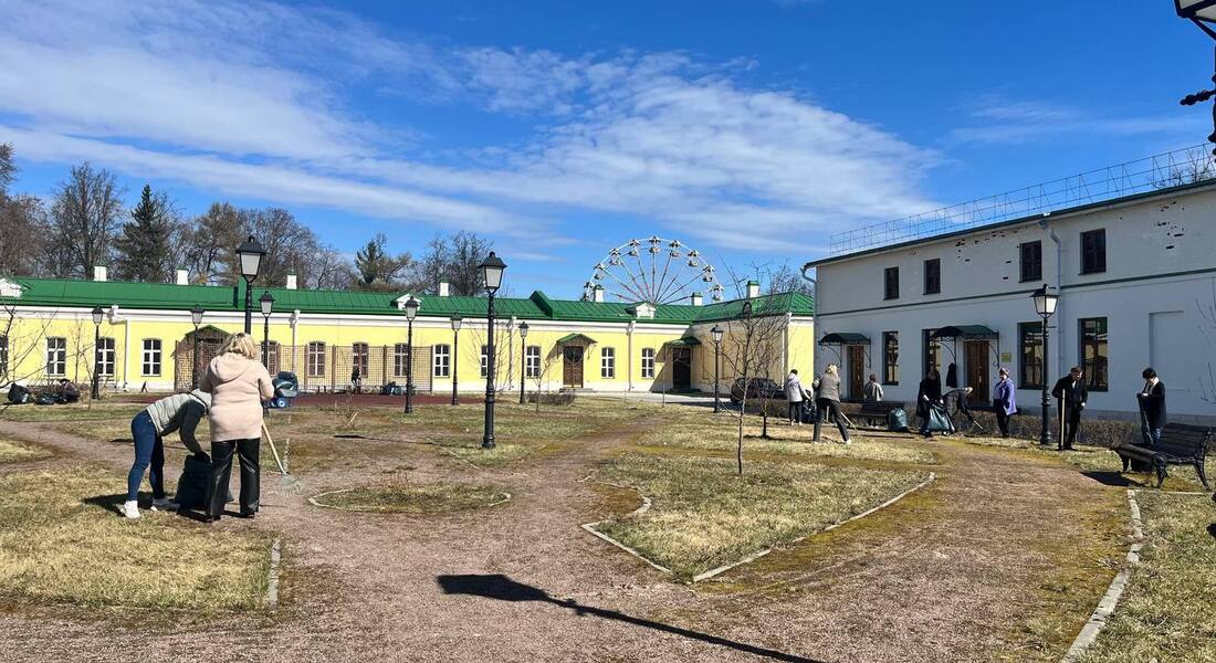 Субботник на территории Тверского краеведческого музея