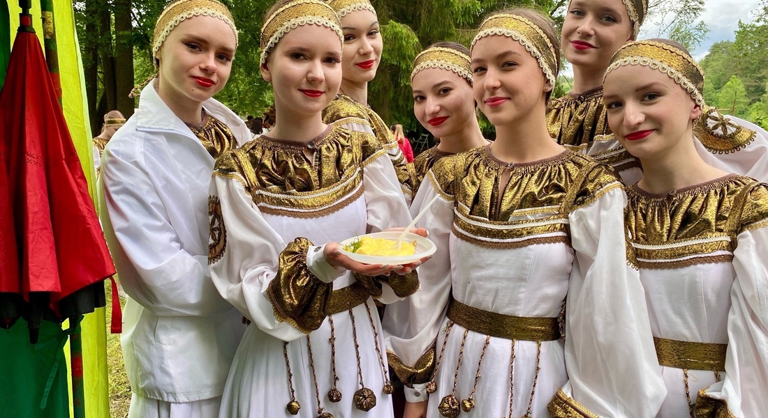 На Троицких гуляниях в Василёво встретили  гостей из разных уголков Верхневолжья и всей России