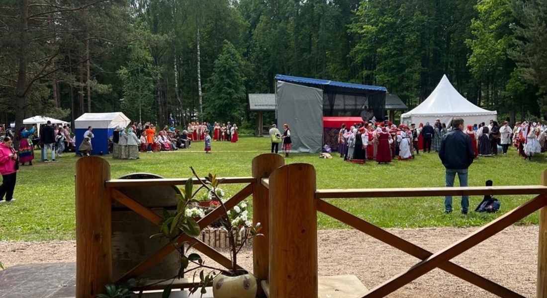 На Троицких гуляниях в Василёво встретили  гостей из разных уголков Верхневолжья и всей России
