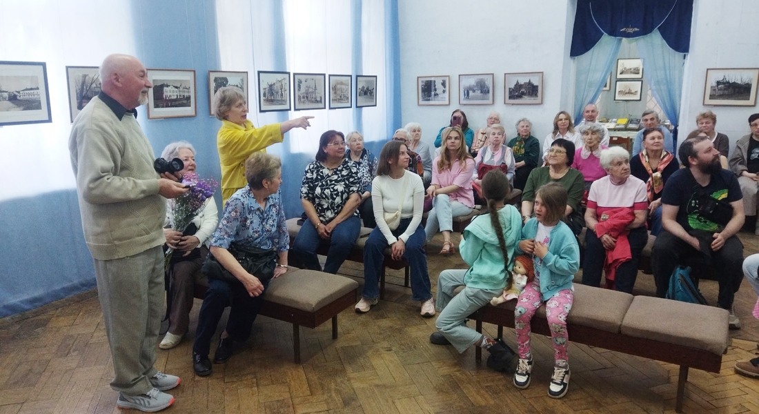 В Осташковском краеведческом музее прошло открытие выставки «По волнам моей памяти» В Осташковском краеведческом музее прошло открытие выставки «По волнам моей памяти»